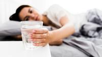 Minum air mineral saat bangun tidur. (Foto: Freepik)