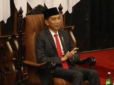 Presiden Joko Widodo atau Jokowi saat menghadiri pelantikan anggota DPR, MPR, dan DPD di Kompleks Parlemen, Jakarta, Selasa (1/10/2019). Para wakil rakyat yang terpilih dalam Pemilihan Umum 2019 dilantik hari ini. (Liputan.com/JohanTallo)