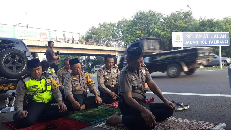 Aksi Polisi-Polisi Salat di Tepi Jalan Bikin Warganet Jatuh Hati