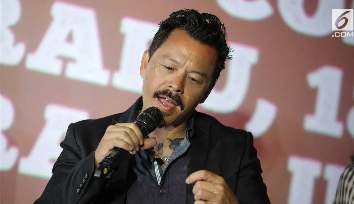 Produser Mike Wiluan Mike berbicara dalam press screening film Buffalo Boys, Jakarta, Rabu (18/7). Buffalo Boys mendapat sambutan meriah saat pemutaran perdana di Fantasia Film Festival Kanada dan New York Asian Film Festival. (Liputan6.com/Faizal Fanani)
