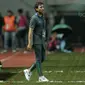 Pelatih Timnas Indonesia U-23, Luis Milla saat melawan Bahrain pada laga PSSI Anniversary Cu 2018 di Stadion Pakansari, Bogor, (26/4/2018). Bahrain menang 1-0. (Bola.com/Nick Hanoatubun)