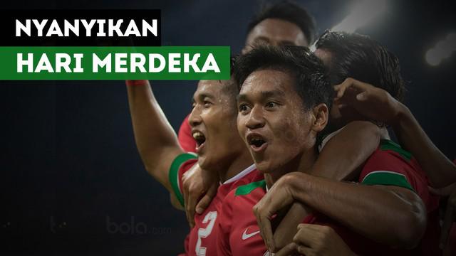 Para pemain dan ofisial Timnas Indonesia U-22 menyanyikan lagu nasional Hari Merdeka setelah menang 3-0 atas Filipina.