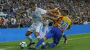Aksi pemain Real Madrid, Lucas Vazquez (kiri) melewati adangan dua pemain Valencia pada lanjutan La Liga Spanyol di Santiago Bernabeu stadium, Madrid, (27/8/2017). Real ditahan Imbang 2-2. (AP/Francisco Seco)