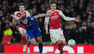 Arsenal pun terus berupaya memecah kebuntuan. Tampak dalam foto, pemain Everton, Vitaliy Mykolenko (tengah) menarik Max Dowman dari Arsenal selama pertandingan lanjutan Premier League musim 2025/2026 melawan Everton di Emirates Stadium, Inggris, Sabtu 14 Maret 2026 waktu setempat atau Minggu (15/3/2026) dini hari WIB. (AP Photo/Kin Cheung)
