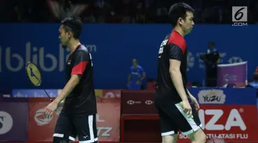 Pebulu tangkis putra campuran Indonesia, M Ahsan/Hendra Setiawan saat melawan Markus Ellis/Chris Langridge (Inggris) di Babak 32 besar Indonesia Open 2019 di Istora Senayan, Jakarta, Rabu (17/7/2019). M Ahsan/Hendra Setiawan unggul 28-26, 21-17. (Liputan6.com/Helmi Fitrhiansyah)