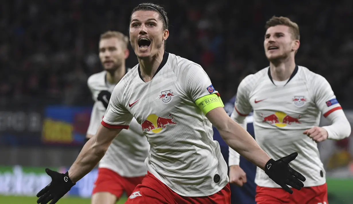 Gelandang Red Bull Leipzig, Marcel Sabitzer (tengah) berselebrasi usai mencetak gol ke gawang Tottenham Hotspur pada leg kedua babak 16 besar Liga Champions di di Red Bull Arena, Jerman (10/3/2020). Sabitzer mencetak dua gol dan mengantar RB Leipzig menang 3-0. (AP Photo/Hendrik Schmidt)