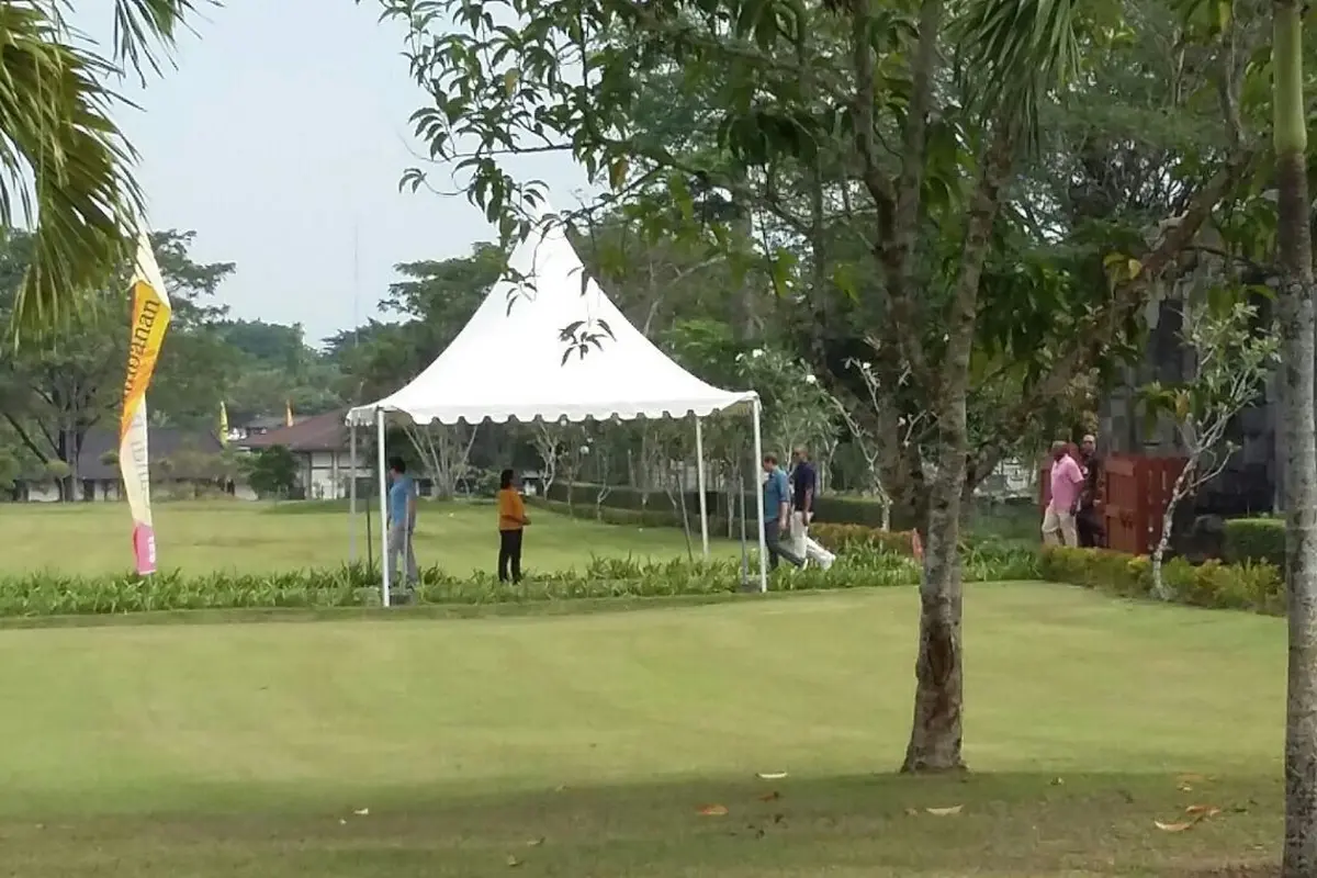 Mantan Presiden Amerika Serikat Barack Obama di Candi Prambanan