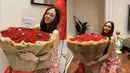 Aura Kasih pun memamerkan buket bunga mawar yang cukup besar di hari Ulang Tahunnya. Serasi dengan dress yang dikenakan di momen bahagia tersebut. [@aurakasih]