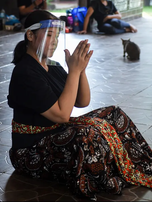 Anggota kelompok tari Surya Kirana mengenakan pelindung wajah mempraktikkan tarian tradisional Jawa klasik di Taman Mini Indonesia Indah (TMII), Jakarta, 11 Juli 2020. Mereka mengadakan latihan mingguan dengan mengikuti protokol kesehatan setelah TMII dibuka kembali. (Xinhua/Agung Kuncahya B.)