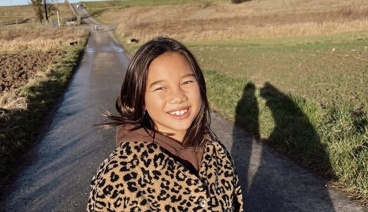 Kiyomi juga tampil dengan pakaian musim dingin, mengenakan hoodie coklat dan luaran jaket leopard. (@jenniferbachdim)
