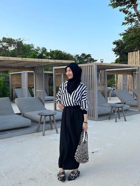 Gaya penampilan Adiba Khanza saat di pantai sangat elegan. Dengan outfit perpaduan warna hitam dan putih, Adiba terlihat cantik menawan. Netizen memuji Adiba cantik dengan ouftit seperti ini. (Liputan6.com/IG/adiba.knza)