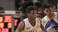 Aksi pemain Pelita Jaya, Wayne Bradford melewati adangan pemain Satria Muda pada laga Perbasi Cup 2017 di Sports Mall, Kelapa Gading, Jakarta, (10/11/2017). Pelita Jaya menang 82-77.  (Bola.com/Virdhy)
