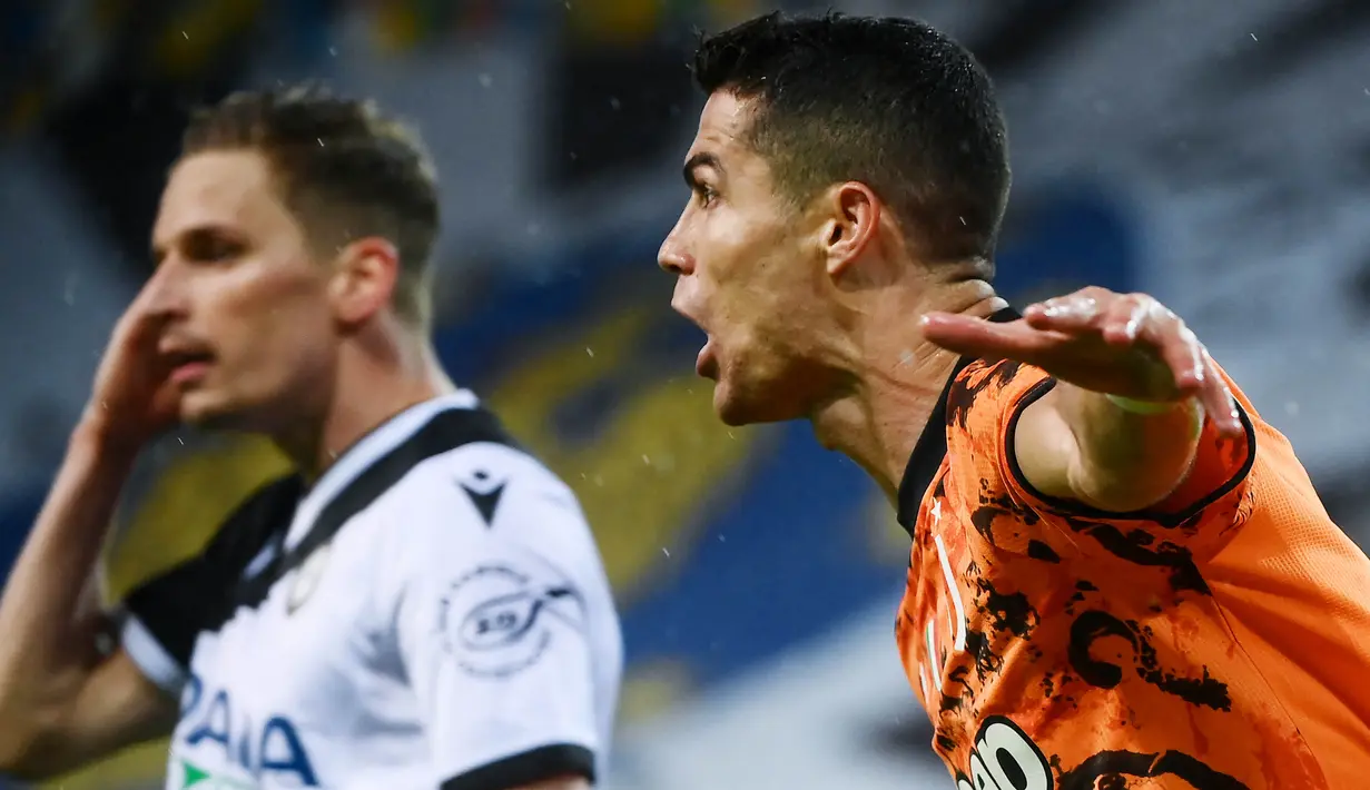 Striker Juventus, Cristiano Ronaldo, melakukan selebrasi usai mencetak gol ke gawang Udinese pada laga Liga Italia di Dacia Arena, Minggu (2/5/2021). Juventus menang dengan skor 1-2. (AFP/Marco Bertorello)