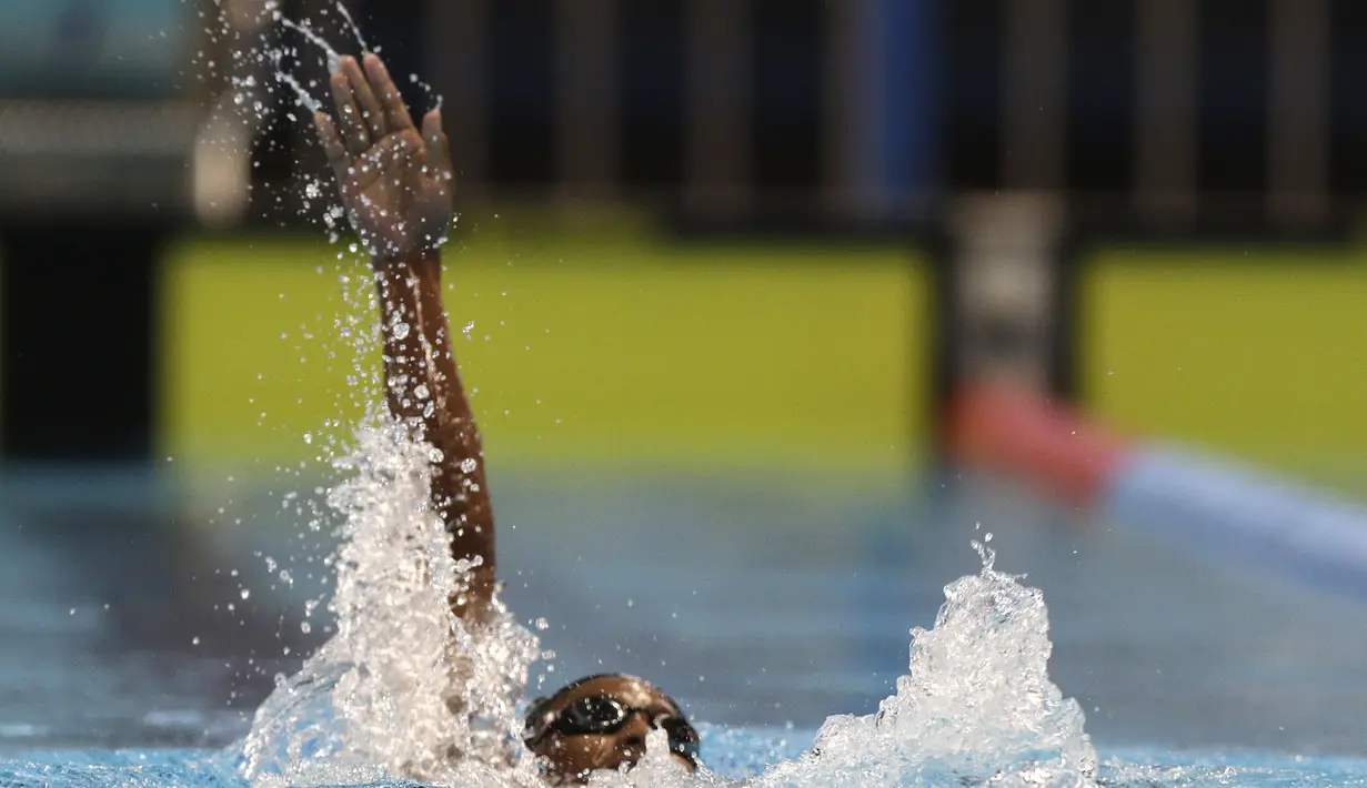 Seorang perenang memacu kecepatan saat Festival Akuatik Indonesia 2019 di Aquatic Center, Gelora Bung Karno, Jakarta, Kamis (25/4). FAI 2019 menjadi ajang untuk menyeleksi atlet jelang Olimpiade 2020. (Bola.com/Yoppy Renato)