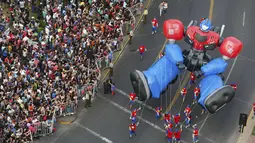 Parade balon karakter kartun meramaikan jalanan kota Santiago di Chile, (13/12). Selain parade balon ada juga parade kendaraan yang dihias unik. (REUTERS/Pablo Sanhueza)