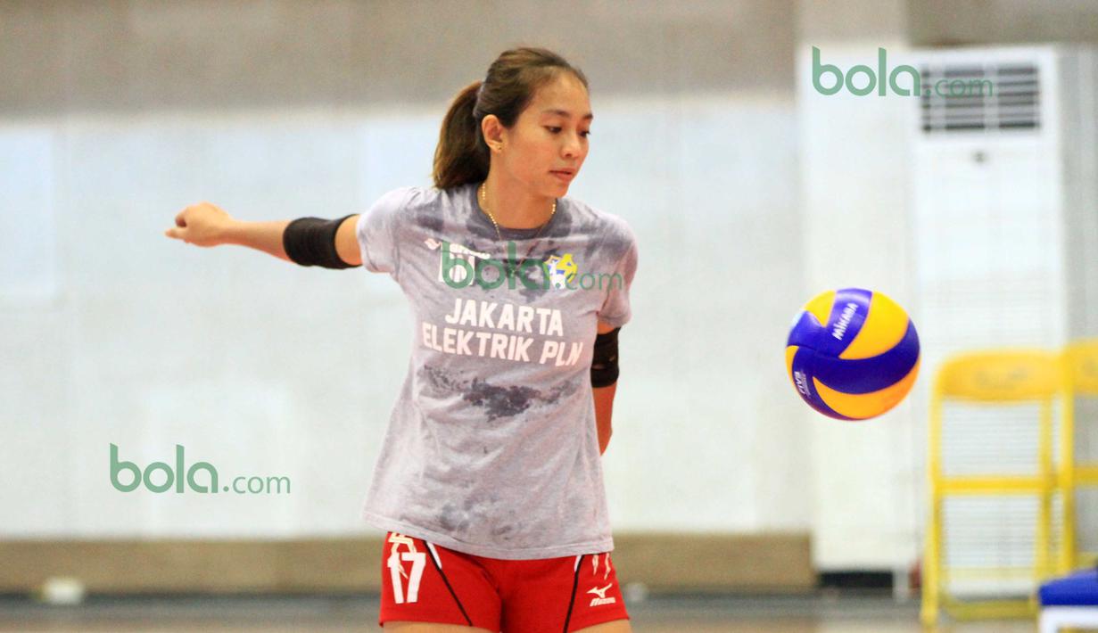 Pevoli Berlian Marsheilla tengah berlatih bersama timnya Jakarta Elektrik PLN pada Lanjutan Proliga 2016 di Gor Ken Arok, Malang, Minggu (21/2/2016). (Bola.com/Nicklas Hanoatubun)