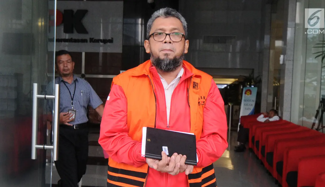 Mantan Anggota DPRD ‎Sumatera Utara, Ferry Suando Tanuray Kaban berjalan meniggalkan Gedung KPK, Jakarta, Selasa (19/2). Ferry diperiksa sebagai tersangka kasus suap yang menjerat mantan Gubernur Sumut Gatot Pujo Nugroho (Merdeka.com/Dwi Narwoko)