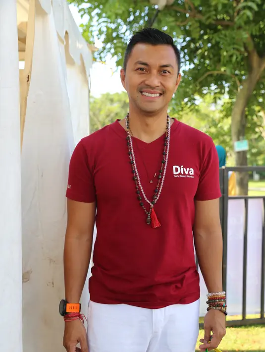 "Bisa memanaje stres dengan baik. Saya juga bisa merasa semakin kenal dengan tubuh. Sel-sel yang ada di dalam tubuh itu maksimal ngasih sinyal. Misalkan capek, seolah bilang Njas, tubuh udah capek, gini-gini," tandas Anjasmara. (Adrian Putra/Bintang.com)