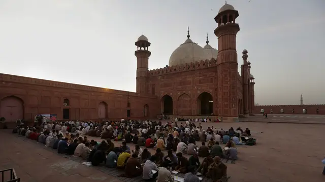 Buka Puasa Bersama di Masjid Bersejarah Badshahi