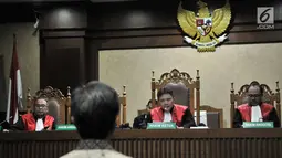 Majelis hakim saat memutuskan vonis terdakwa Anang Sugiana Sudiharjo di Pengadilan Tipikor, Jakarta, Senin (30/7). Anang dinyatakan bersalah dan terbukti memperkaya korporasi dari pengadaan proyek e-KTP sebesar Rp 79 miliar. (Merdeka.com/Iqbal S. Nugroho)