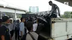 Pedagang di Jalan Jatibaru memprotes petugas Dishub yang merazia motor-motor mereka. Demi hindari keributan, petugas akhirnya biarkan pedagang menurunkan kembali kendaraannya.