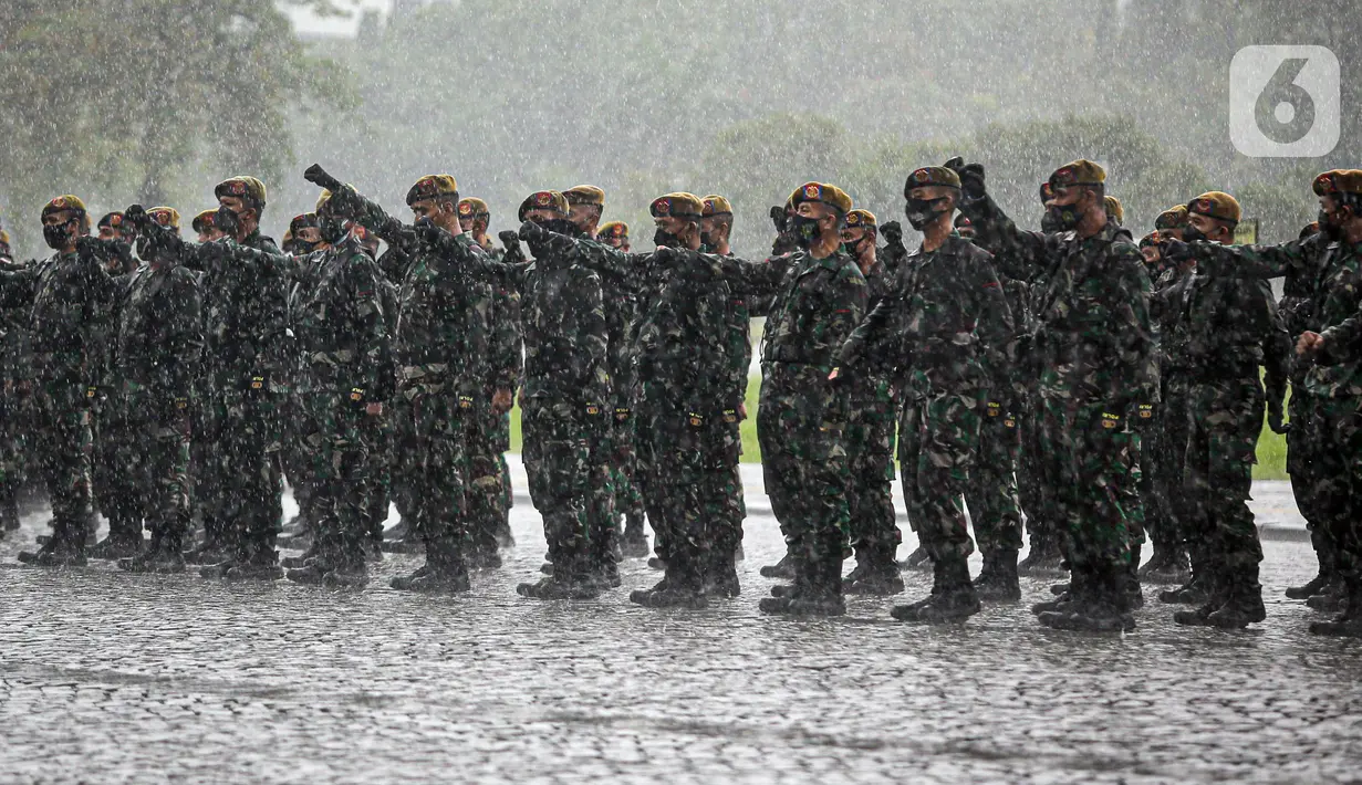 Pasukan TNI mengikuti gelar pasukan dalam rangka pengetatan PPKM Mikro DKI Jakarta di Lapangan Monas, Jakarta, Jumat (18/6/2021). Gelar pasukan dilakukan sebagai upaya menekan penyebaran COVID-19 di DKI Jakarta yang terus meningkat beberapa hari belakang. (Liputan6.com/Faizal Fanani)