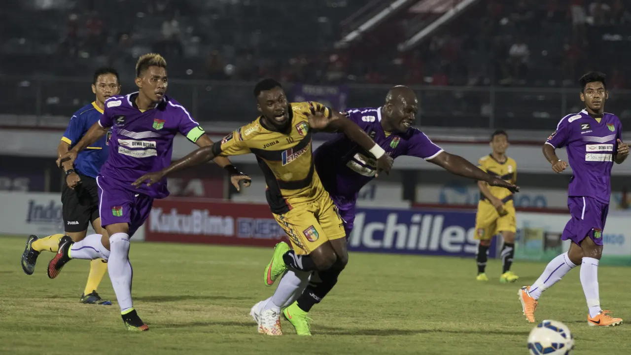 Persita vs Mitra Kukar_(Bola.com/Vitalis Yogi Trisna)