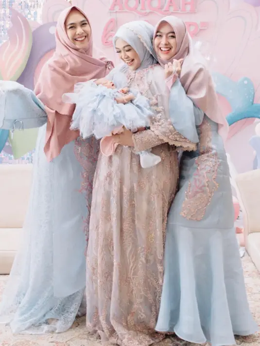 <p>Keceriaan tiga kakak beradik di momen akikah Baby Moana. (Foto: Instagram dr.shindyputri_)</p>