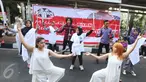 Sejumlah orang yang tergabung dalam relawan Kawan8 dan Mahasiswa IKJ yang menggelar flashmob di Jalan Jenderal Sudirman, Jakarta, Minggu (5/3). Acara tersebut diwarnai aksi teatrikal. (Liputan6.com/Helmi Afandi)
