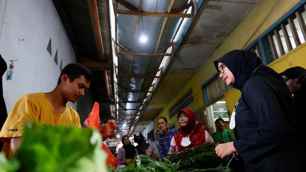 Bupati Ipuk dan ASN Banyuwangi Kembali Gerakkan Hari Belanja ke Pasar dan UMKM