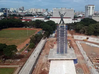 Pemandangan dari udara pengerjaan proyek revitalisasi Lapangan Banteng di Jakarta, Jumat (5/1). Revitalisasi Lapangan Banteng ini mencakup tiga segmen. (Liputan6.com/Arya Manggala)