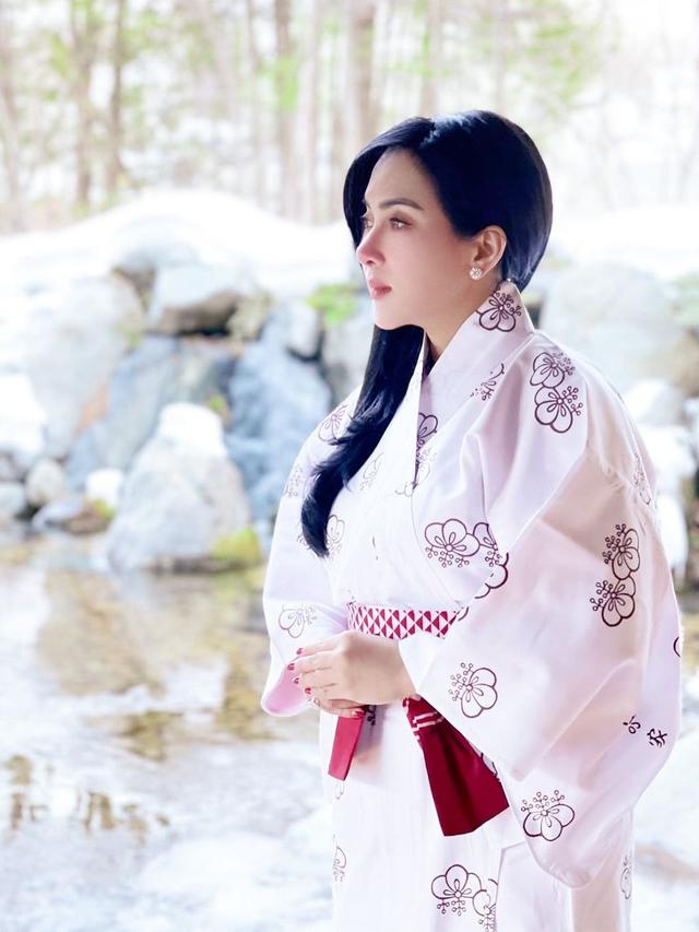 6 Potret Syahrini saat Pakai Kimono, Tampil Memesona