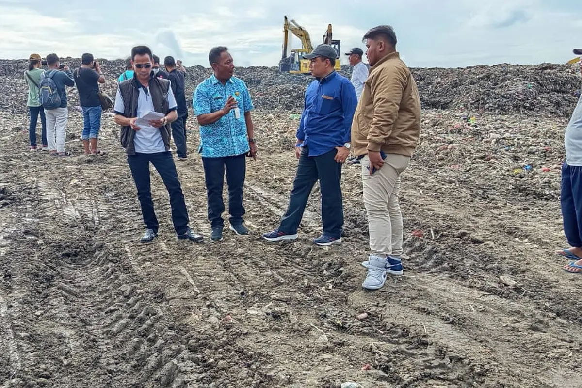 Warga Desa Tanjungrejo menutup akses TPA karena kesal dengan penanganan sampah yang amburadul di TPA tersebut. (Liputan6.com/Arief Pramono)