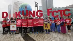 Masyarakat yang tergabung dalam Smoke Free Agent menggelar aksi mendukung ratifikasi Kerangka Kerja Pengendalian Tembakau (FCTC) di Bundaran HI, Jakarta, Minggu (15/2/2015). (Antara Foto/ Sigid Kurniawan)