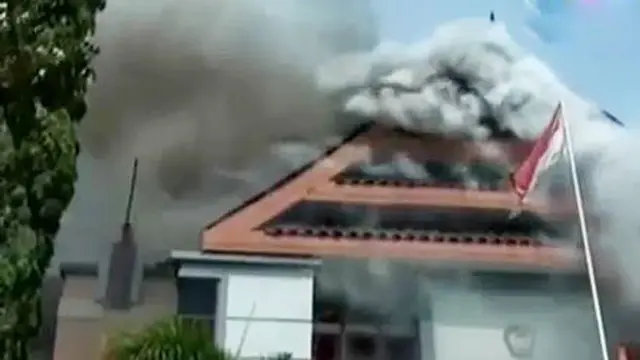Kantor DPRD Gowa Dibakar