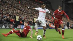 Gelandang Spartak Moskow, Quincy Promes, berusaha melewati hadangan pemain Liverpool pada laga Liga Champions di Stadion Anfield, Liverpool, Rabu (6/12/2017). Liverpool menang 7-0 atas Spartak. (AP/Rui Vieira)