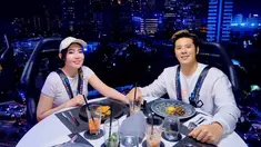 Saat masih berpacaran, Via Vallen dan Chevra Yolandi kerap membagikan momen bersama. Salah satunya saat mereka dinner dari ketinggian di Lounge in the Sky Indonesia di Jakarta. Keduanya saling bergandengan tangan dan serasi mengenakan outfit putih. Via juga melengkapi penampilan dengan topi putihnya. (Liputan6.com/IG/@chevra_yo88)