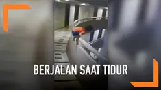 Seorang bocah lima tahun mengalami patah tulang setelah terjatuh dari lantai 11 sebuah hotel di Thailand. Ia terjatuh karena berjalan saat tidur atau sleepwalker.