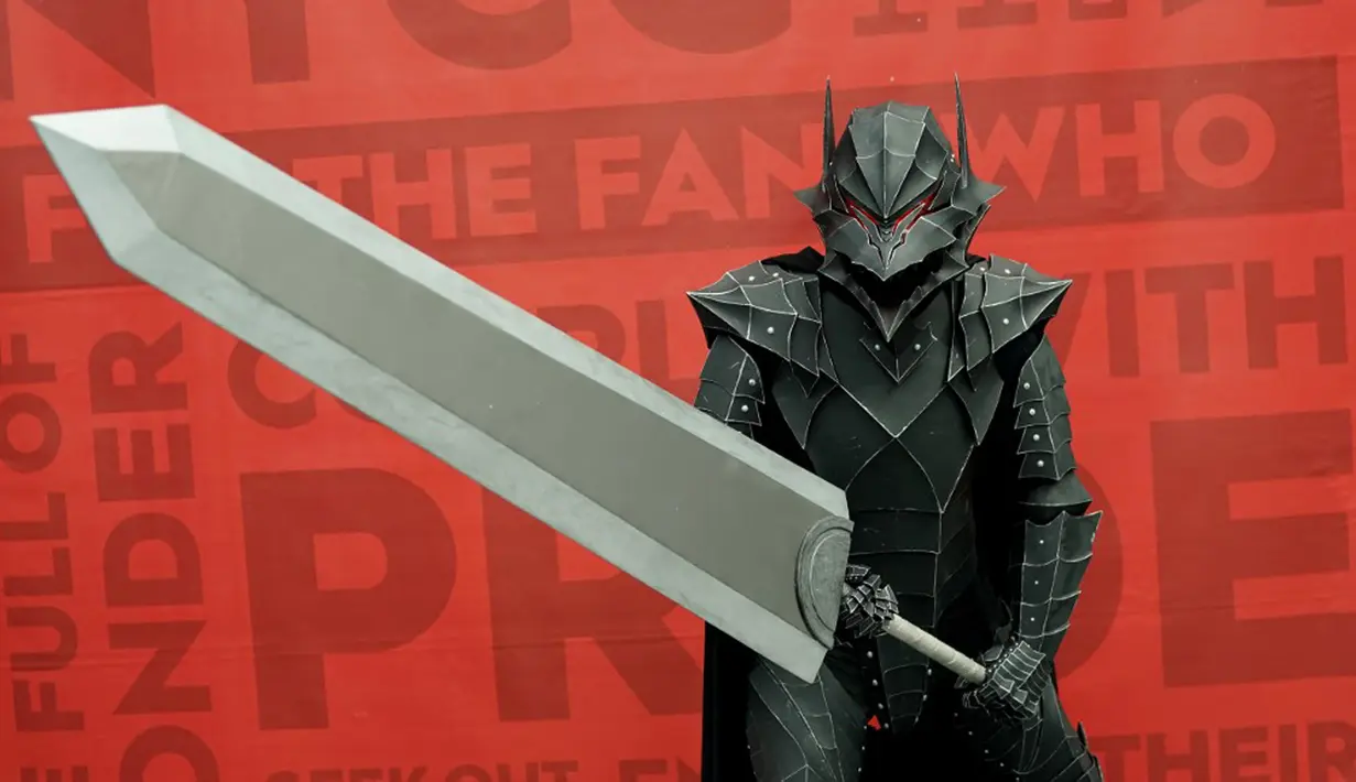 Cosplayer tiba pada hari pertama New York Comic Con 2021 di Jacob Javits Center, New York, Amerika Serikat, 7 Oktober 2021. New York Comic Con 2021 merupakan acara budaya pop terbesar di East Coast yang berlangsung selama empat hari ini. (TIMOTHY A. CLARY/AFP)