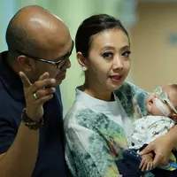 "Alhamdulillah Ibran baru aja boleh pulang. Tadi dokternya ga bisa ikut karena harus pergi ada seminar yang diikuti. Hari ini dibawa pulang betul," kata Asri Welas di RSIA Bunda, kawasan Menteng, Jakarta Pusat, Jumat (15/9). (Deki Prayoga/Bintang.com)