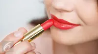 Sering menghadapi berbagai masalah dengan lipstik saat digunakan? Berikut ini adalah beberapa masalah lipstik dan cara mengatasinya. (iStockphoto)