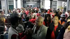 Ratusan relawan Jokowi tiba di stasiun Purwosari. Mereka datang untuk ikut memeriahkan resepsi pernikahan Kahiyang-Bobby.