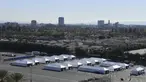 Tenda vaksinasi COVID-19 didirikan di sebelah utara tempat parkir Toy Story di Disneyland Resort di Anaheim, California, AS, Selasa (12/1/2021). Disneyland akan dialihfungsikan menjadi lokasi vaksinasi Covid-19 di Orange County, California. (Jeff Gritchen/The Orange County Register via AP)