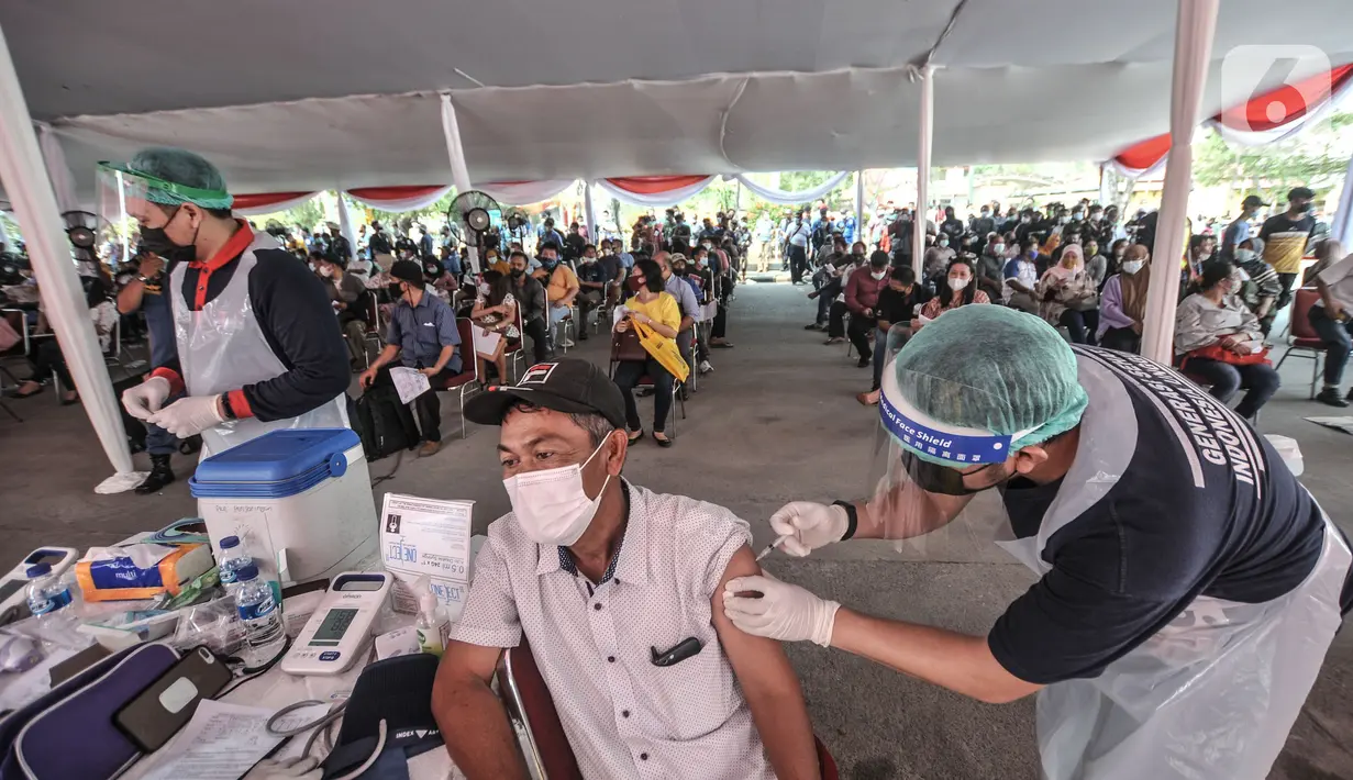 Warga menjalani vaksinasi Covid-19 di Pelabuhan Sunda Kelapa, Jakarta, Kamis (10/6/2021). Program vaksinasi massal disambut antusias oleh warga hingga menyebabkan antrean membeludak. (merdeka.com/Iqbal S. Nugroho)