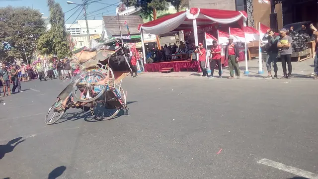 Salah seorang peserta freestyle becak, tengah mempertontonkan kebolehanya dalam hiburan rakyat Dirgahayu Indonesia tahun ini