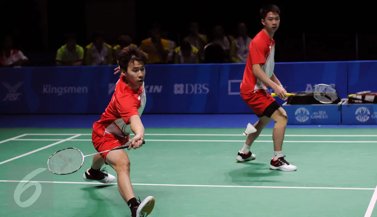 Pebulutangkis ganda putra Indonesia Marcus F Gideon dan Kevin Sanjaya Sukamuljo saat laga melawan pebulutangkis Thailand di final beregu putra SEA Games ke-28 di Singapore Indoor Stadium, Singapura, Jumat (12/6/2015). (Liputan6.com/Helmi Fithriansyah)