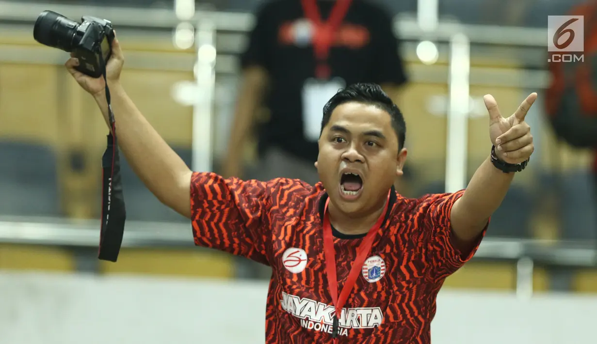 Salah satu panitia pelaksana pertandingan bersorak menyambut kemenangan Persija atas Sriwijaya FC dilanjutan Liga 1 Indonesia di Stadion Wibawa Mukti, Cikarang Kab Bekasi, Jumat (16/6). Persija unggul 1-0. (Liputan6.com/Helmi Fithriansyah)