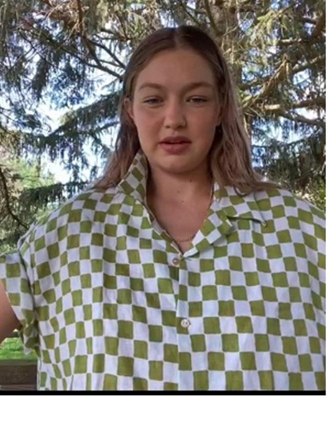 6 Potret Gigi Hadid Pamer Baby Bump saat Live Instagram, Curi Perhatian