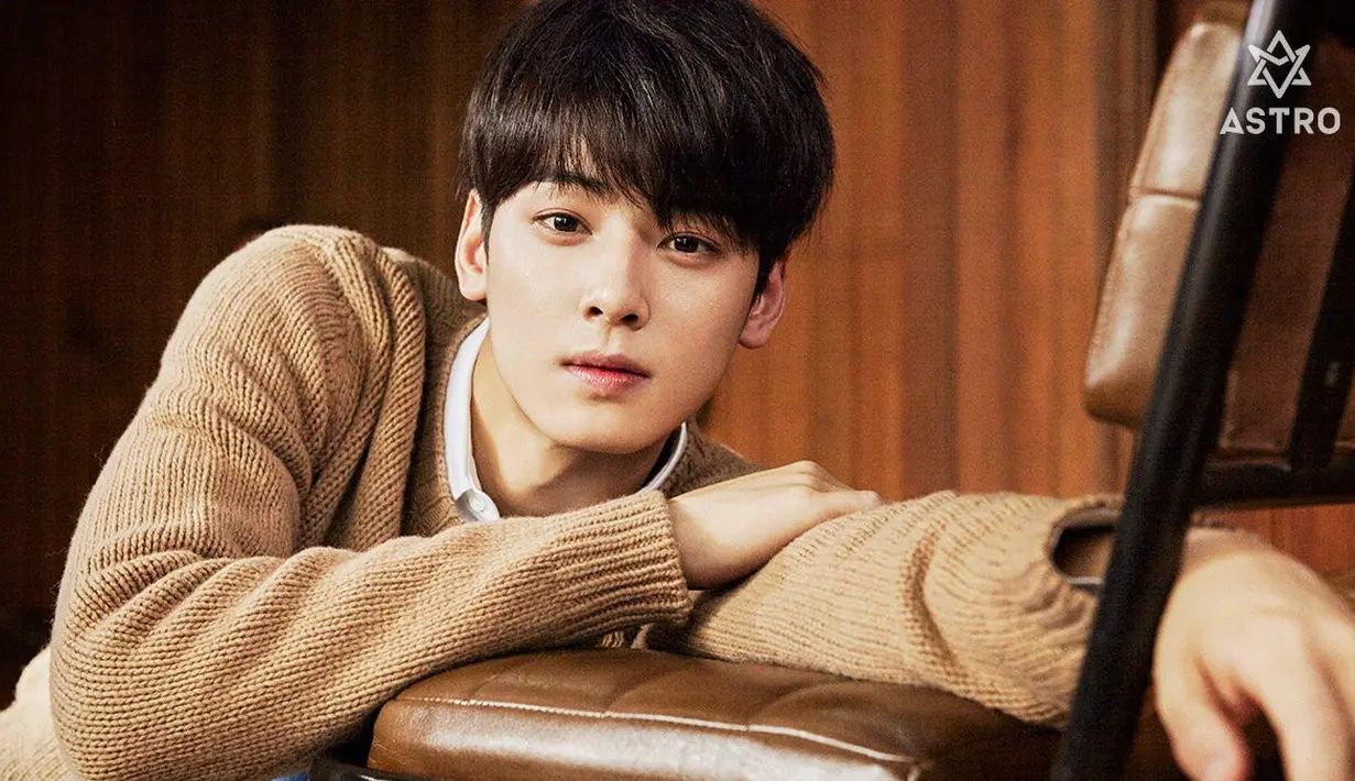 Tak hanya punya wajah yang imut, Eunwoo ASTRO juga punya sorot mata yang menyejukan hati. (Foto: Soompi.com)