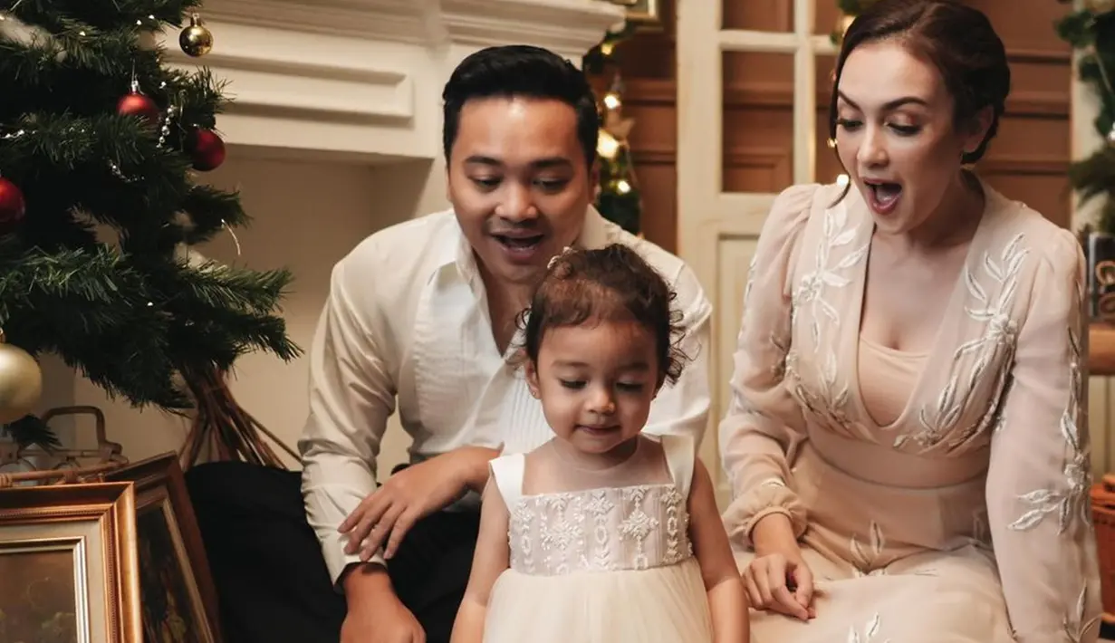 Wanita kelahiran 22 September 1983 ini membagikan beberapa hasil pemotretan berkonsep Natal dalam akun Instagram pribadinya. Tentu saja, pemotretan tersebut langsung mencuri perhatian banyak netizen. (Liputan6.com/IG/@riantic)